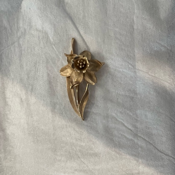 Vintage Signed Crown Trifari Narcissus Gold Tone Flower Brooch 2" Pin 3D RARE - Picture 3 of 8